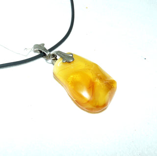 antikes Einzelstück, Vintage-Bernstein-Anhänger, kleiner Tropfen, Butterscotch, helles Gelb-orange mit opaken, milchig-gelben, schönen Einschlüssen, Schlaufe aus Silber, um 1920 -	Vintage-Schmuck nur im Onlineshop von danilogold!