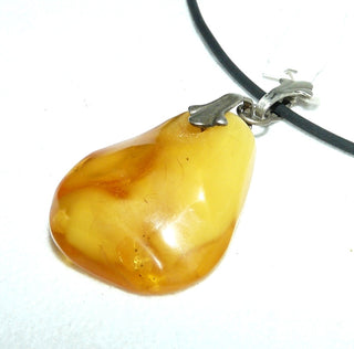 antikes Einzelstück, Vintage-Bernstein-Anhänger, kleiner Tropfen, Butterscotch, helles Gelb-orange mit opaken, milchig-gelben, schönen Einschlüssen, Schlaufe aus Silber, um 1920 -	Vintage-Schmuck nur im Onlineshop von danilogold!