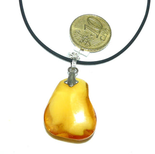 antikes Einzelstück, Vintage-Bernstein-Anhänger, kleiner Tropfen, Butterscotch, helles Gelb-orange mit opaken, milchig-gelben, schönen Einschlüssen, Schlaufe aus Silber, um 1920 -	Vintage-Schmuck nur im Onlineshop von danilogold!