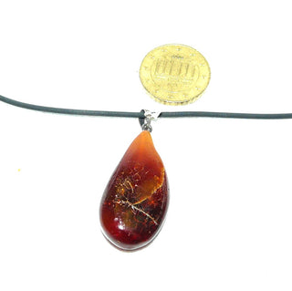 antikes Einzelstück, Vintage-Bernstein-Anhänger, opaker kleiner Tropfen in dunklem Rotbraun mit Farbverlauf zu hellerem Butterscotch, beidseitig tragbar, aus Silber, Art Deco um 1925 - Vintage-Schmuck nur im Onlineshop von danilogold! 