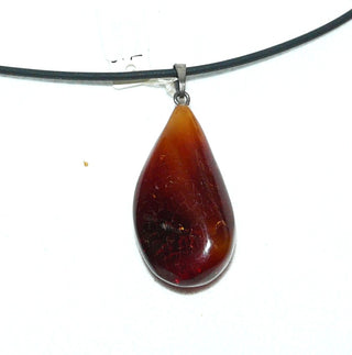 antikes Einzelstück, Vintage-Bernstein-Anhänger, opaker kleiner Tropfen in dunklem Rotbraun mit helleren schönen Einschlüssen in gelb-orange, beidseitig tragbar aus Silber, um 1900 -	Vintage-Schmuck nur im Onlineshop von danilogold! 