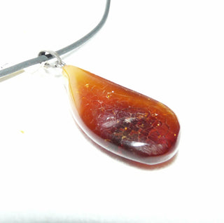 antikes Einzelstück, Vintage-Bernstein-Anhänger, opaker kleiner Tropfen in dunklem Rotbraun mit helleren schönen Einschlüssen in gelb-orange, beidseitig tragbar aus Silber, um 1900 -	Vintage-Schmuck nur im Onlineshop von danilogold! 