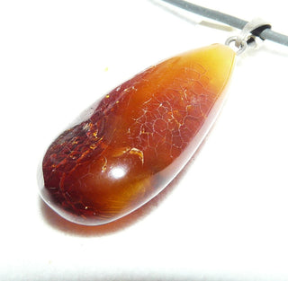 antikes Einzelstück, Vintage-Bernstein-Anhänger, opaker kleiner Tropfen in dunklem Rotbraun mit helleren schönen Einschlüssen in gelb-orange, beidseitig tragbar aus Silber, um 1900 -	Vintage-Schmuck nur im Onlineshop von danilogold! 