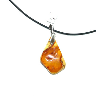 Einzelstück, Vintage-Bernstein-Anhänger als kleiner Tropfen in hellem Gelb-orange, opak mit milchig-gelber Rückseite + schöner Maserung, Schlaufe Silber, um 1950 (Lieferung erfolgt ohne Kette) -	Handgefertigter Schmuck nur erhältlich bei www.danilogold-shop.de 