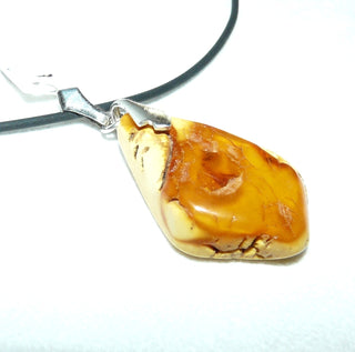 Einzelstück, Vintage-Bernstein-Anhänger als kleiner Tropfen in hellem Gelb-orange, opak mit milchig-gelber Rückseite + schöner Maserung, Schlaufe Silber, um 1950 (Lieferung erfolgt ohne Kette) -	Handgefertigter Schmuck nur erhältlich bei www.danilogold-shop.de 