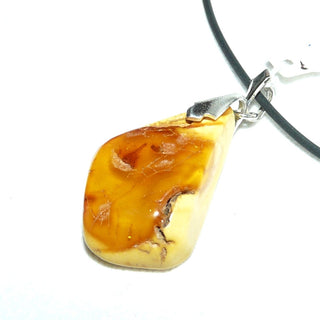 Einzelstück, Vintage-Bernstein-Anhänger als kleiner Tropfen in hellem Gelb-orange, opak mit milchig-gelber Rückseite + schöner Maserung, Schlaufe Silber, um 1950 (Lieferung erfolgt ohne Kette) -	Handgefertigter Schmuck nur erhältlich bei www.danilogold-shop.de 