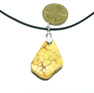 Einzelstück, Vintage-Bernstein-Anhänger als kleiner Tropfen in hellem Gelb-orange, opak mit milchig-gelber Rückseite + schöner Maserung, Schlaufe Silber, um 1950 (Lieferung erfolgt ohne Kette) -	Handgefertigter Schmuck nur erhältlich bei www.danilogold-shop.de 