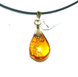 handpoliertes Einzelstück, Vintage-Bernstein-Anhänger, kleiner, muggeliger, transparenter Tropfen in mittlerem Cognac-orange, honigfarben, Schlaufe aus Gold-Doublé, beidseitig schöne Einschlüsse, um 1970 -	Unikate und Pretiosen nur erhältlich im Onlineshop der Goldschmiede Danilo!