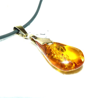 handpoliertes Einzelstück, Vintage-Bernstein-Anhänger, kleiner, muggeliger, transparenter Tropfen in mittlerem Cognac-orange, honigfarben, Schlaufe aus Gold-Doublé, beidseitig schöne Einschlüsse, um 1970 -	Unikate und Pretiosen nur erhältlich im Onlineshop der Goldschmiede Danilo!