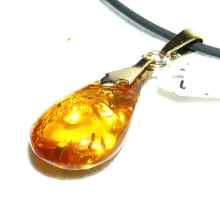 handpoliertes Einzelstück, Vintage-Bernstein-Anhänger, kleiner, muggeliger, transparenter Tropfen in mittlerem Cognac-orange, honigfarben, Schlaufe aus Gold-Doublé, beidseitig schöne Einschlüsse, um 1970 -	Unikate und Pretiosen nur erhältlich im Onlineshop der Goldschmiede Danilo!