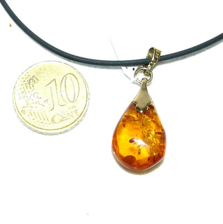 handpoliertes Einzelstück, Vintage-Bernstein-Anhänger, kleiner, muggeliger, transparenter Tropfen in mittlerem Cognac-orange, honigfarben, Schlaufe aus Gold-Doublé, beidseitig schöne Einschlüsse, um 1970 -	Unikate und Pretiosen nur erhältlich im Onlineshop der Goldschmiede Danilo!