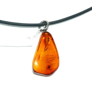 handpoliertes Einzelstück, Vintage-Bernstein-Anhänger als kleinerer, flacher, transparenter Tropfen in mittlerem Cognac-orange, runde Öse aus Silber, beidseitig schöne Einschlüsse,  um 1940 - Nur erhältlich im Onlineshop von Juwelier & Goldschmiede Danilo!