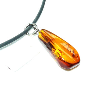 handpoliertes Einzelstück, Vintage-Bernstein-Anhänger als kleinerer, flacher, transparenter Tropfen in mittlerem Cognac-orange, runde Öse aus Silber, beidseitig schöne Einschlüsse,  um 1940 - Nur erhältlich im Onlineshop von Juwelier & Goldschmiede Danilo!