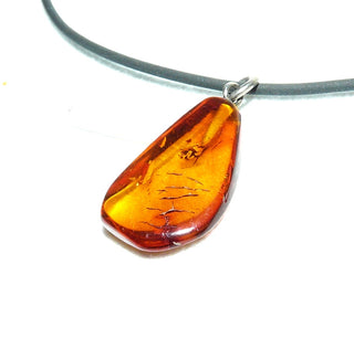 handpoliertes Einzelstück, Vintage-Bernstein-Anhänger als kleinerer, flacher, transparenter Tropfen in mittlerem Cognac-orange, runde Öse aus Silber, beidseitig schöne Einschlüsse,  um 1940 - Nur erhältlich im Onlineshop von Juwelier & Goldschmiede Danilo!