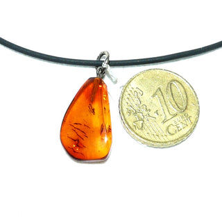 handpoliertes Einzelstück, Vintage-Bernstein-Anhänger als kleinerer, flacher, transparenter Tropfen in mittlerem Cognac-orange, runde Öse aus Silber, beidseitig schöne Einschlüsse,  um 1940 - Nur erhältlich im Onlineshop von Juwelier & Goldschmiede Danilo!