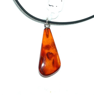 handgeschliffenes Einzelstück, Vintage-Bernstein-Anhänger, kleinerer, länglicher, flacher, transparenter Tropfen in mittlerem Rot-orange, Schlaufe aus Silber, beidseitig schöne Einschlüsse, um 1960 -	Unikate und Pretiosen nur erhältlich im Onlineshop der Goldschmiede Danilo!