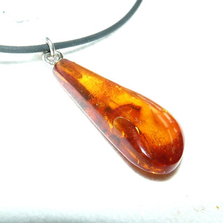 handgeschliffenes Einzelstück, Vintage-Bernstein-Anhänger, kleinerer, länglicher, flacher, transparenter Tropfen in mittlerem Rot-orange, Schlaufe aus Silber, beidseitig schöne Einschlüsse, um 1960 -	Unikate und Pretiosen nur erhältlich im Onlineshop der Goldschmiede Danilo!