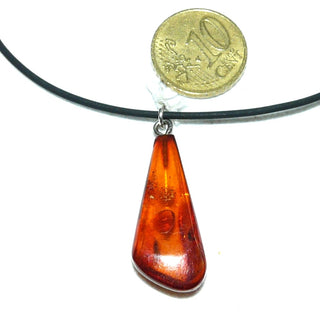 handgeschliffenes Einzelstück, Vintage-Bernstein-Anhänger, kleinerer, länglicher, flacher, transparenter Tropfen in mittlerem Rot-orange, Schlaufe aus Silber, beidseitig schöne Einschlüsse, um 1960 -	Unikate und Pretiosen nur erhältlich im Onlineshop der Goldschmiede Danilo!