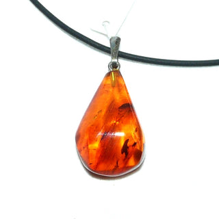 handpoliertes Einzelstück, Vintage-Bernstein-Anhänger, kleinerer, langer, dicker, transparenter Tropfen in mittlerem Rot-Braun, Schlaufe aus Silber, beidseitig schöne Einschlüsse, um 1950 -	Unikate und Pretiosen nur erhältlich im Onlineshop der Goldschmiede Danilo!