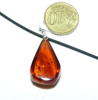 handpoliertes Einzelstück, Vintage-Bernstein-Anhänger, kleinerer, langer, dicker, transparenter Tropfen in mittlerem Rot-Braun, Schlaufe aus Silber, beidseitig schöne Einschlüsse, um 1950 -	Unikate und Pretiosen nur erhältlich im Onlineshop der Goldschmiede Danilo!