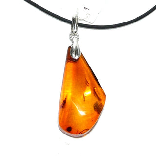 handpoliertes Einzelstück, Vintage-Bernstein-Anhänger, mittelgroßer, langer, flacher, transparenter Tropfen in mittlerem Cognac-orange, Schlaufe aus Silber, beidseitig dezente Einschlüsse, um 1960 -	Vintage-Schmuck nur im Onlineshop von danilogold!