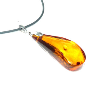handpoliertes Einzelstück, Vintage-Bernstein-Anhänger, mittelgroßer, langer, flacher, transparenter Tropfen in mittlerem Cognac-orange, Schlaufe aus Silber, beidseitig dezente Einschlüsse, um 1960 -	Vintage-Schmuck nur im Onlineshop von danilogold!