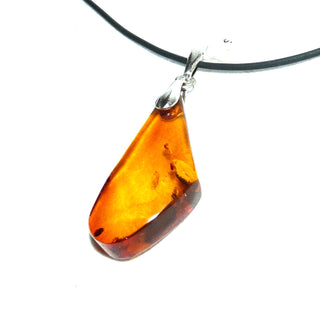 handpoliertes Einzelstück, Vintage-Bernstein-Anhänger, mittelgroßer, langer, flacher, transparenter Tropfen in mittlerem Cognac-orange, Schlaufe aus Silber, beidseitig dezente Einschlüsse, um 1960 -	Vintage-Schmuck nur im Onlineshop von danilogold!