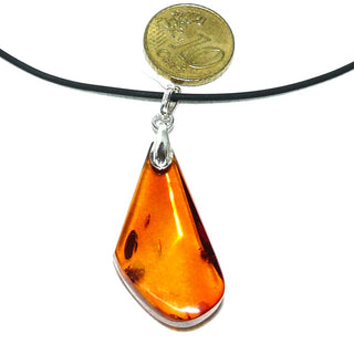 handpoliertes Einzelstück, Vintage-Bernstein-Anhänger, mittelgroßer, langer, flacher, transparenter Tropfen in mittlerem Cognac-orange, Schlaufe aus Silber, beidseitig dezente Einschlüsse, um 1960 -	Vintage-Schmuck nur im Onlineshop von danilogold!