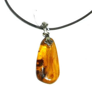 Einzelstück, Vintage-Bernstein-Anhänger, kleiner langgezogener Tropfen in mittlerem Gelb-orange, mit dunkelbraunen, asymmetrischen, schönen Einschlüssen, Schlaufe Silber, um 1950 (Lieferung erfolgt ohne Kette) -	Unikate und Pretiosen nur erhältlich im Onlineshop der Goldschmiede Danilo!