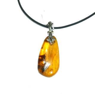 Einzelstück, Vintage-Bernstein-Anhänger, kleiner langgezogener Tropfen in mittlerem Gelb-orange, mit dunkelbraunen, asymmetrischen, schönen Einschlüssen, Schlaufe Silber, um 1950 (Lieferung erfolgt ohne Kette) -	Unikate und Pretiosen nur erhältlich im Onlineshop der Goldschmiede Danilo!