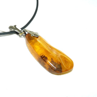 Einzelstück, Vintage-Bernstein-Anhänger, kleiner langgezogener Tropfen in mittlerem Gelb-orange, mit dunkelbraunen, asymmetrischen, schönen Einschlüssen, Schlaufe Silber, um 1950 (Lieferung erfolgt ohne Kette) -	Unikate und Pretiosen nur erhältlich im Onlineshop der Goldschmiede Danilo!