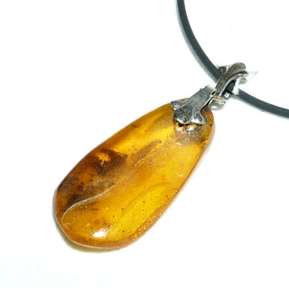 Einzelstück, Vintage-Bernstein-Anhänger, kleiner langgezogener Tropfen in mittlerem Gelb-orange, mit dunkelbraunen, asymmetrischen, schönen Einschlüssen, Schlaufe Silber, um 1950 (Lieferung erfolgt ohne Kette) -	Unikate und Pretiosen nur erhältlich im Onlineshop der Goldschmiede Danilo!