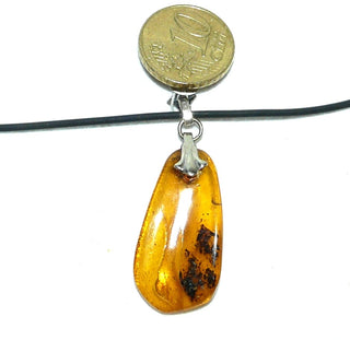 Einzelstück, Vintage-Bernstein-Anhänger, kleiner langgezogener Tropfen in mittlerem Gelb-orange, mit dunkelbraunen, asymmetrischen, schönen Einschlüssen, Schlaufe Silber, um 1950 (Lieferung erfolgt ohne Kette) -	Unikate und Pretiosen nur erhältlich im Onlineshop der Goldschmiede Danilo!