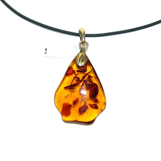 handpoliertes Einzelstück, Vintage-Bernstein-Anhänger, mittelgroßer, flacher, transparenter Tropfen in mittlerem Cognac-orange, Schlaufe aus Gold-Doublé, beidseitig schöne Einschlüsse, um 1970 -	Handarbeiten online bestellen bei Juwelier & Goldschmiede Danilo!