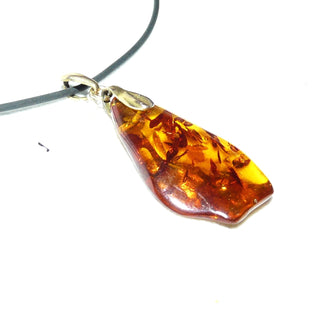 handpoliertes Einzelstück, Vintage-Bernstein-Anhänger, mittelgroßer, flacher, transparenter Tropfen in mittlerem Cognac-orange, Schlaufe aus Gold-Doublé, beidseitig schöne Einschlüsse, um 1970 -	Handarbeiten online bestellen bei Juwelier & Goldschmiede Danilo!