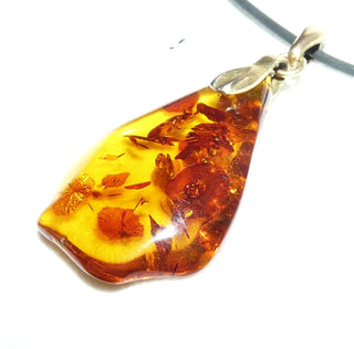 handpoliertes Einzelstück, Vintage-Bernstein-Anhänger, mittelgroßer, flacher, transparenter Tropfen in mittlerem Cognac-orange, Schlaufe aus Gold-Doublé, beidseitig schöne Einschlüsse, um 1970 -	Handarbeiten online bestellen bei Juwelier & Goldschmiede Danilo!