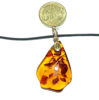handpoliertes Einzelstück, Vintage-Bernstein-Anhänger, mittelgroßer, flacher, transparenter Tropfen in mittlerem Cognac-orange, Schlaufe aus Gold-Doublé, beidseitig schöne Einschlüsse, um 1970 -	Handarbeiten online bestellen bei Juwelier & Goldschmiede Danilo!