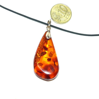 antikes Einzelstück, Vintage-Bernstein-Anhänger als mittelgroßer, langer, flacher, transparenter Tropfen in mittlerem Cognac-orange, Schlaufe aus Gold-Doublé, beidseitig schöne Einschlüsse, um 1940 (Lieferung erfolgt ohne Kette) -	Handgefertigter Schmuck nur erhältlich bei www.danilogold-shop.de 