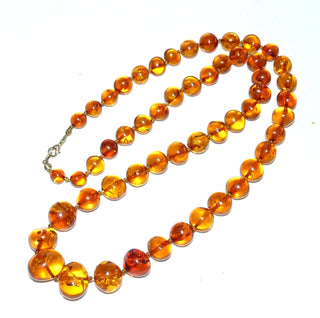 handgeschliffenes Einzelstück, Vintage-Bernstein-Kette aus polierten ungleichmäßigen Kugeln, im Verlauf durchgeknotet, transparent honig-gelborange mit schönen Einschlüssen, Verschluß aus Gold-Doublé, Gesamtlänge 70 cm, um 1940 -	Unikate und Pretiosen nur erhältlich im Onlineshop der Goldschmiede Danilo! 