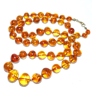 handgeschliffenes Einzelstück, Vintage-Bernstein-Kette aus polierten ungleichmäßigen Kugeln, im Verlauf durchgeknotet, transparent honig-gelborange mit schönen Einschlüssen, Verschluß aus Gold-Doublé, Gesamtlänge 70 cm, um 1940 -	Unikate und Pretiosen nur erhältlich im Onlineshop der Goldschmiede Danilo! 