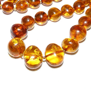 handgeschliffenes Einzelstück, Vintage-Bernstein-Kette aus polierten ungleichmäßigen Kugeln, im Verlauf durchgeknotet, transparent honig-gelborange mit schönen Einschlüssen, Verschluß aus Gold-Doublé, Gesamtlänge 70 cm, um 1940 -	Unikate und Pretiosen nur erhältlich im Onlineshop der Goldschmiede Danilo! 