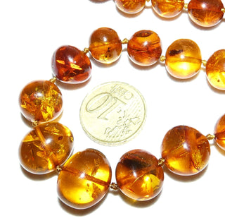 handgeschliffenes Einzelstück, Vintage-Bernstein-Kette aus polierten ungleichmäßigen Kugeln, im Verlauf durchgeknotet, transparent honig-gelborange mit schönen Einschlüssen, Verschluß aus Gold-Doublé, Gesamtlänge 70 cm, um 1940 -	Unikate und Pretiosen nur erhältlich im Onlineshop der Goldschmiede Danilo! 