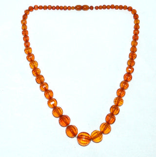 handgeschliffenes Einzelstück, antike Vintage-Bernstein-Kette aus polierten Kugeln im Königsberger Facettenschliff, ungeknotet, im Verlauf von 6 mm auf 17 mm Durchmesser, honigfarbene Steine mit dezenten Einschlüssen, Art Deco, originaler Dreh-Verschluß, um 1930, Gesamtlänge 52 cm -	Vintage-Schmuck nur im Onlineshop von danilogold!