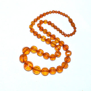 handgeschliffenes Einzelstück, antike Vintage-Bernstein-Kette aus polierten Kugeln im Königsberger Facettenschliff, ungeknotet, im Verlauf von 6 mm auf 17 mm Durchmesser, honigfarbene Steine mit dezenten Einschlüssen, Art Deco, originaler Dreh-Verschluß, um 1930, Gesamtlänge 52 cm -	Vintage-Schmuck nur im Onlineshop von danilogold!