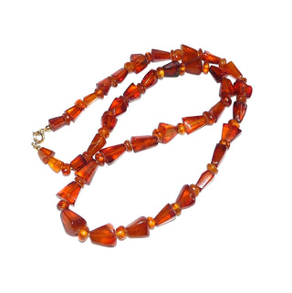 handgefertigtes Einzelstück, antike Vintage-Bernstein-Kette aus polierten Triangel + Linsen, im Verlauf ungeknotet aufgereiht, in mittlerem Rotbraun, Verschluß aus Gold-Doublé, Gesamtlänge 50 cm, um 1930 -	Handarbeiten online bestellen bei Juwelier & Goldschmiede Danilo!