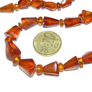 handgefertigtes Einzelstück, antike Vintage-Bernstein-Kette aus polierten Triangel + Linsen, im Verlauf ungeknotet aufgereiht, in mittlerem Rotbraun, Verschluß aus Gold-Doublé, Gesamtlänge 50 cm, um 1930 -	Handarbeiten online bestellen bei Juwelier & Goldschmiede Danilo!