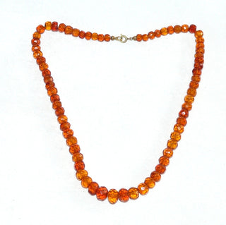 handgeschliffenes Einzelstück, antike Vintage-Bernstein-Kette aus polierten dicken Linsen-Nuggets im funkelnden Königsberger Facettenschliff, Verlauf von 6 mm auf 10 mm Durchmesser, mittleres Cognac-braun, ungeknotet, mit einem Verschluß aus Gold-Doublé, Gesamtlänge 42 cm, Art Deco um 1920 -	Vintage-Schmuck nur im Onlineshop von danilogold!