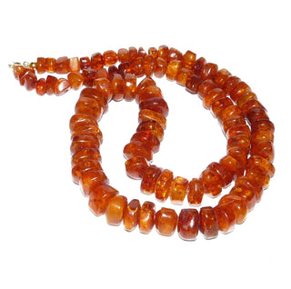 handgeschliffenes Einzelstück, Vintage-Bernstein-Kette aus polierten, sparsam facettierten, dicken Linse, im Verlauf ungeknotet aufgereiht, dunkleres Cognac-braun mit schönen Einschlüssen, Verschluß aus Gold-Doublé, Gesamtlänge 65 cm, um 1950 -	Handgefertigtes Unikat! Nur im Danilo Gold Online Shop!