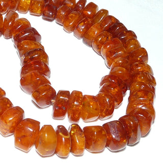 handgeschliffenes Einzelstück, Vintage-Bernstein-Kette aus polierten, sparsam facettierten, dicken Linse, im Verlauf ungeknotet aufgereiht, dunkleres Cognac-braun mit schönen Einschlüssen, Verschluß aus Gold-Doublé, Gesamtlänge 65 cm, um 1950 -	Handgefertigtes Unikat! Nur im Danilo Gold Online Shop!