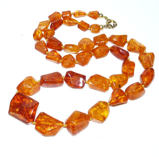 handgefertigtes Einzelstück, Vintage-Bernstein-Kette aus polierten, flachen Tönnchen und einer Raute als Mittelteil, im Verlauf durchgeknotet, helles Cognac-orange mit schönen Einschlüssen, Verschluß aus Gold-Doublé, Gesamtläge 70 cm, um 1950 -	Unikate und Pretiosen nur erhältlich im Onlineshop der Goldschmiede Danilo!